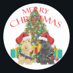 Adesivo Redondo Santas Helpers<br><div class="desc">Wheaten e Black Scottish Terrier têm ajudado a decorar a Árvore de Natal e a resolver os presentes! Venha visitar Maggie Ross Scotties Compro para ver isso e muitos mais designs sazonais criados do meu trabalho artístico original. Personalize se desejar, usando nossa ferramenta de texto fácil. Mude as cores de...</div>