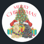 Adesivo Redondo Santas Helpers<br><div class="desc">Wheaten e Black Scottish Terrier têm ajudado a decorar a Árvore de Natal e a resolver os presentes! Venha visitar Maggie Ross Scotties Compro para ver isso e muitos mais designs sazonais criados do meu trabalho artístico original. Personalize se desejar, usando nossa ferramenta de texto fácil. Mude as cores de...</div>