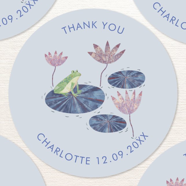Adesivo Redondo Sapo em um Lily Pond Cute Obrigado (Personalized thank you stickers with a cute frog on a lily pad. Perfect for baby shower or birthdays)
