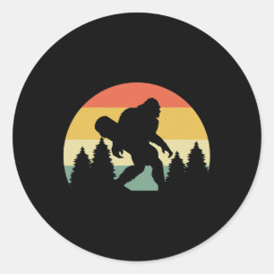 Adesivo Redondo Sasquatch Pé Grande Montanha Silhueta Retro Skateb