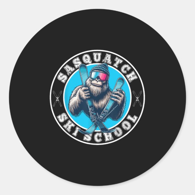 Adesivo Redondo Sasquatch Ski School Funny Bigfoot Skiing  (Frente)