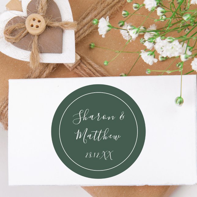 Adesivo Redondo Script de Caligrafia Verde Esmeralda para Presente (Calligraphy script favor sticker brings rich emerald charm to wedding celebration details.)