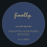 Adesivo Redondo Script de Marinho Dourado mínimo e limpo, finalmen<br><div class="desc">Script de Marinho Dourado mínimo e limpo,  finalmente data de salvamento</div>