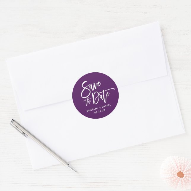 Adesivo Redondo Script De Pincel Salvar A Data Roxo Envelope Selos (Envelope)