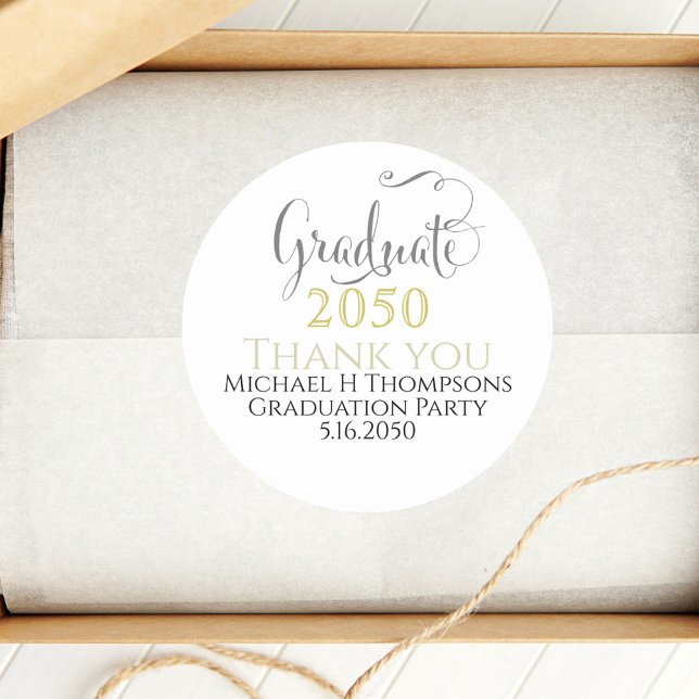 Adesivo Redondo Script Dourado Moderno Elegante da festa de format (Black and gold graduation party favor script sticker.)