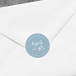 Adesivo Redondo Script Feliz Para Sempre Após Casamento De Cores E<br><div class="desc">Vinheta de casamento com as palavras "Feliz Nunca Depois" em um script cursivo relaxado em branco contra uma cor de fundo editável (clique em personalizar para acessar). Personalize-o substituindo o texto do marcador de posição. Para obter mais opções, como alterar a fonte e seu tamanho/cor, expanda a curva/contrato ou o...</div>