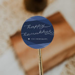 Adesivo Redondo Script Geo do marinho | Feliz Hanukkah<br><div class="desc">Fale seus cartões,  presentes e convites de Hanukkah com esses adesivos elegantes e modernos em azul rico e marinho. A sobreposição de formas geométricas em tons de azul gradiente fornece o cenário perfeito para "Feliz Chanucá" na tipografia moderna e escrita manual.</div>