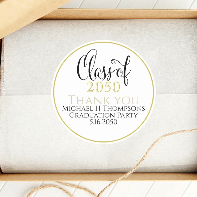 Adesivo Redondo Script Moderno Dourado Elegante da festa de format (Graduation script Class of thank you party favor sticker.)