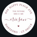 Adesivo Redondo Script Moderno O Futuro Casamento De Endereço De R<br><div class="desc">Etiquetas de endereço simples, elegantes e redondas para o casamento ou para devolução de noivado em vermelho enterrado com o texto "A futura Sra. e Sr.", o endereço de retorno dos casais em uma fonte na moda-serif, o nome da família em um tipo de caligrafia moderno com espirais e um...</div>