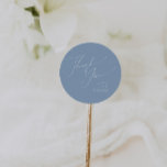 Adesivo Redondo Script Whimsical | Blue Obrigado Favor de Casament<br><div class="desc">Apresentando nossa impressionante escrita caprichosa obrigado azul, você favorece o adesivo redondo clássico perfeito para sua simples celebração do primavera boho. Nosso elegante design inclui uma paleta de cores vibrante brilhante e pastel com um script de caligrafia quic vintage. Quer você prefira um estilo minimalista ou clássico, nosso produto editável...</div>
