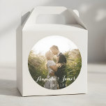 Adesivo Redondo Script Whimsical Foto Moderno de Casamento<br><div class="desc">Foto de casamento com uma escrita branca moderna.</div>