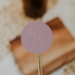 Adesivo Redondo Script Whimsical | Rosa Obrigado Favor De Casament<br><div class="desc">Apresentando nossa impressionante escrita caprichosa obrigado rosa de casamento, favor do adesivo redondo clássico perfeito para a sua simples celebração do primavera boho. Nosso elegante design inclui uma paleta de cores vibrante brilhante e pastel com um script de caligrafia quic vintage. Quer você prefira um estilo minimalista ou clássico, nosso...</div>