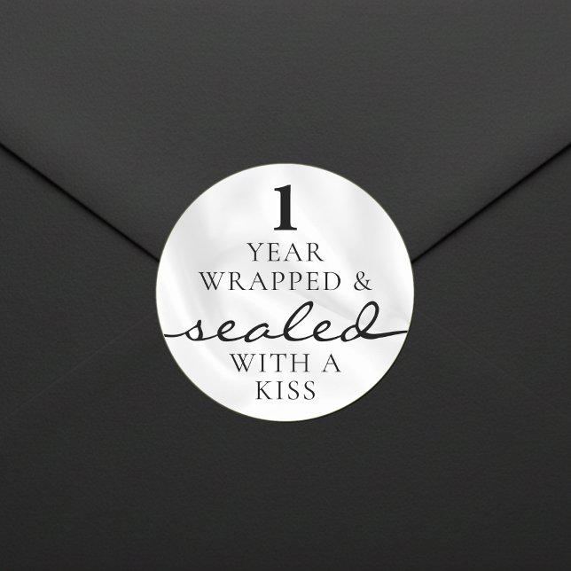Adesivo Redondo Sealed with a Kiss White 1st Birthday Anniversary (Criador carregado)
