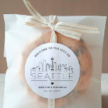 Adesivo Redondo Seattle Deco Skyline | Favor de Boas-vindas<br><div class="desc">Melhore seus pacotes de boas-vindas do casamento ou favoritos para festas de eventos com um conjunto personalizado de adesivos de boas-vindas! Estes elegantes e mínimos autocolantes são adaptados para um casamento que acontece na bela cidade de Seattle, Washington. Eles apresentam um horizonte moderno de deco com o nome da cidade...</div>