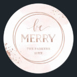 Adesivo Redondo Seja Feliz | Faux Rosa Dourado e Blush Christmas<br><div class="desc">Estes adesivos festivos e de Natal modernos contêm as palavras "Seja Feliz" em dourado falso rosa, tipografia e roteiro modernos, com dois círculos e cinzas geométricas correspondentes. Uma sutil cor-de-água-abstrato cor-de-rosa-pincel enfeite o fundo.</div>