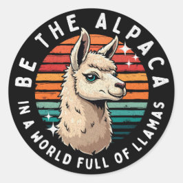 Adesivo Redondo Seja o Alpaca em um Cheio Mundial de Lhamas