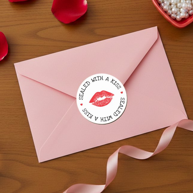 Adesivo Redondo Selado com um Beijo Branco e Vermelho Dia dos Namo (Sealed with a Kiss White & Red Lip Valentine's Day Classic Round Sticker
)