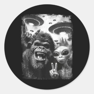 Adesivo Redondo Selfie de Bigfoot Alien Sinal de Paz Divertido OVN