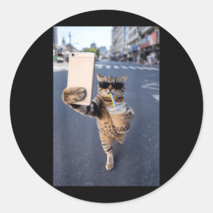 Adesivo Redondo Selfie de Gato com Café Gelado Meme Engraçado de G