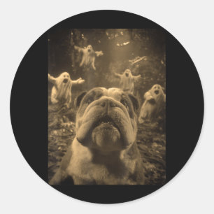 Adesivo Redondo Selfie do Bulldog Britânico Fantasmas Floresta Ass
