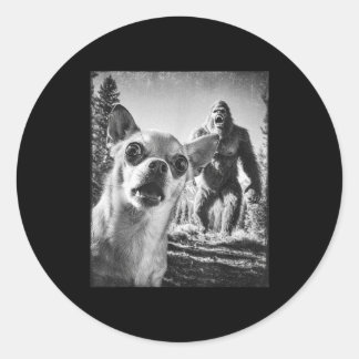 Adesivo Redondo Selfie Engraçado de Chihuahua com Bigfoot Sasquatc