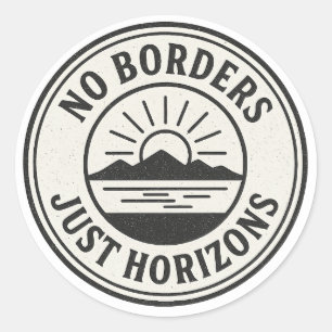 Adesivo Redondo Selo Antigo – “Sem Fronteiras, Apenas Horizontes”.