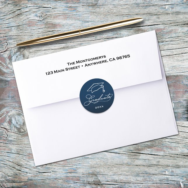 Adesivo Redondo Selo de Envelope Azul Marinho de Script de Formatu (Graduation script and grad hat on navy blue envelope seals)
