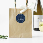 Adesivo Redondo Selo de Envelope Azul Na moda de Casamento do Mari<br><div class="desc">Procurando uma maneira na moda e clássica de selar seus convites de casamento? Não olhe mais que o nosso marinho azul do envelope do casamento. Esta design elegante é perfeita para um casamento minimalista ou elegante. Nossos adesivos redondos são feitos de papel adesivo de alta qualidade, que ficará bem preso...</div>