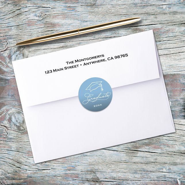 Adesivo Redondo Selo de Envelope Azul Pó Script de Formatura (Graduation script and grad hat on powder blue envelope seals)