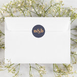 Adesivo Redondo Selo de Envelope de Casamento Monograma Simples<br><div class="desc">Um adesivo de casamento com um design monograma simples e moderno. Edite facilmente as iniciais usando a ferramenta de edição do Zazzle. Se você quiser alterar o plano de fundo ou a cor,  digite a ferramenta design e selecione no selecionador de cores. Simples Selo De Envelope De Casamento Monograma.</div>