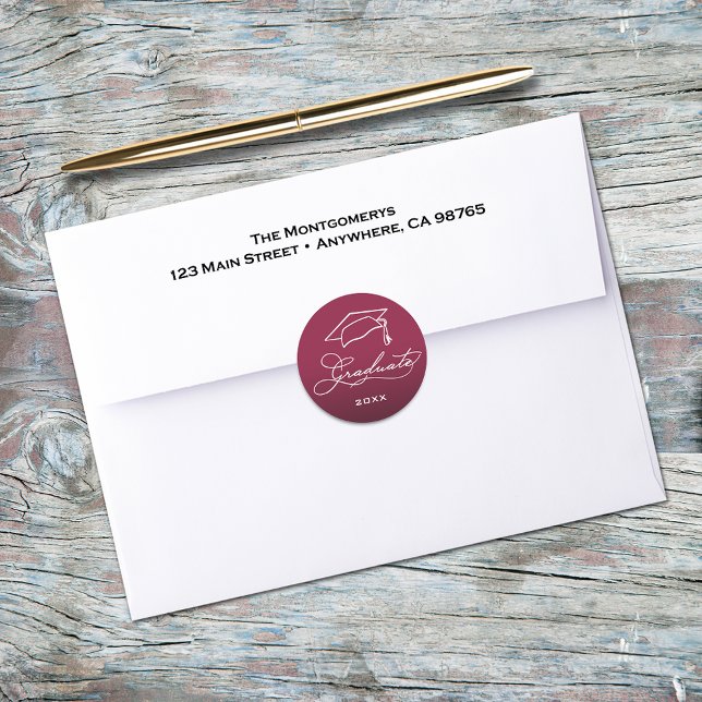 Adesivo Redondo Selo de Envelope Gradução Script Bege Marrom (Graduation script and grad hat on maroon envelope seals)