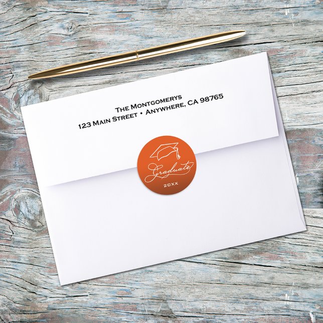 Adesivo Redondo Selo de Envelope Laranja de Rótulo de Formatura (Graduation script and grad hat on orange envelope seal)