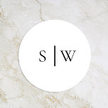 Adesivo Redondo Selo de Envelope Moderno Simples de Casamento<br><div class="desc">Este simples design de selagem de envelope monograma moderno é um eterno de fusão de encanto clássico e simplicidade contemporânea. Com foco no estilo minimalista, esse design apresenta linhas limpas, tons neutros e uma sofisticada paleta branca e preta, garantindo que cada detalhe exude uma simplicidade refinada. Quer você esteja planejando...</div>