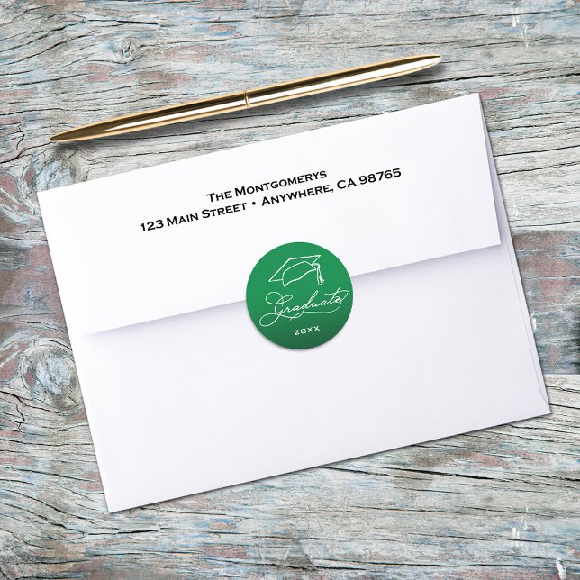 Adesivo Redondo Selo de Envelope Verde de Roteiro de Formatura Ele (Graduation script and grad hat on green envelope seals)