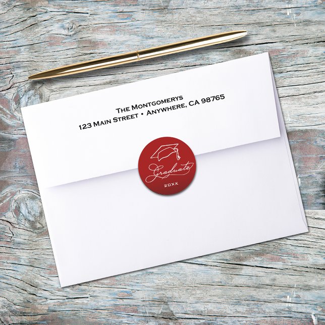 Adesivo Redondo Selo de Envelope Vermelho Cardeal com Rótulo de Fo (Graduation script and grad hat on cardinal red envelope seals)