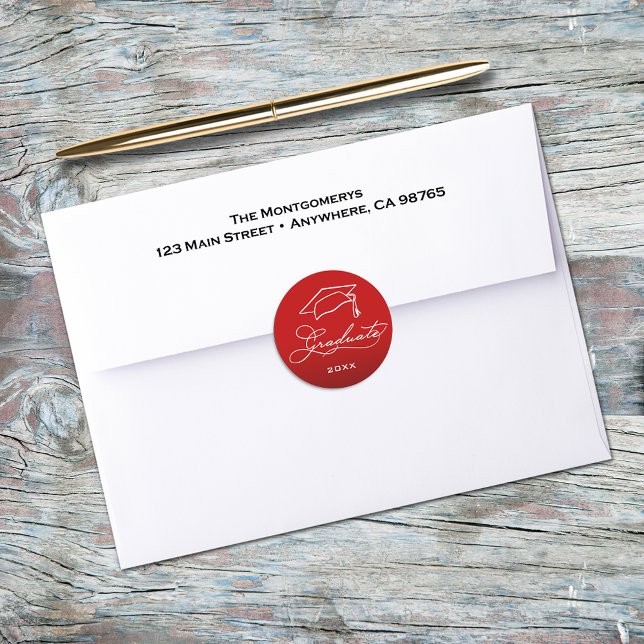 Adesivo Redondo Selo de Envelope Vermelho com Rótulo de Formatura (Graduation script and grad hat on red envelope seals)