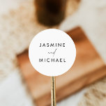 Adesivo Redondo Selos de Envelope de Casamento de Script Negra Mod<br><div class="desc">Coloque os envelopes de casamento com estas selas simples e na moda! O design apresenta seus nomes em letras negras modernas complementadas por um roteiro manuscrito. Esses adesivos de casamento preto e branco são perfeitos para selar envelopes,  adicionar favores de casamento,  e muito mais!</div>