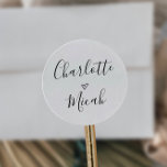 Adesivo Redondo Selos De Envelope De Coração Desenhados À Mão<br><div class="desc">Estas juntas de estilos cardíacos são perfeitas para um casamento moderno. O design simples e clássico apresenta uma bela fonte de caligrafia escrita à mão terminada com um coração romântico. Personalize o rótulo com os nomes da noiva e do noivo.</div>