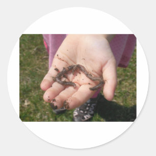 Adesivo Redondo sem-fins nas mãos dos childs