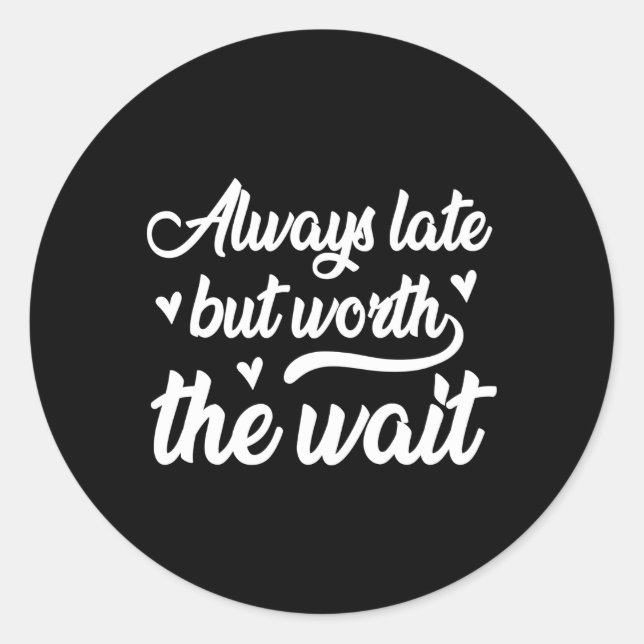 Adesivo Redondo Sempre Atrasado, Mas Vale A Pena Esperar (Frente)