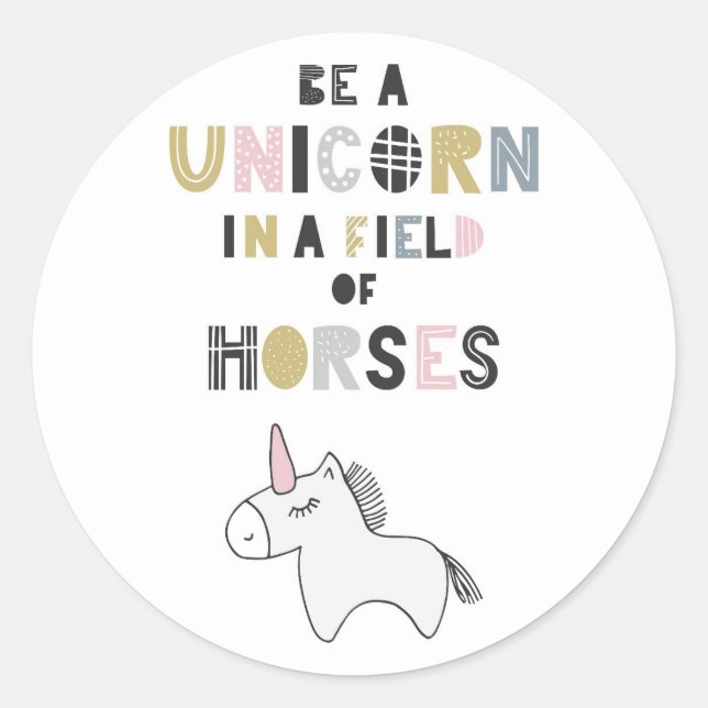 Adesivo Redondo Ser Um Unicórnio Num Campo De Cavalos (Frente)