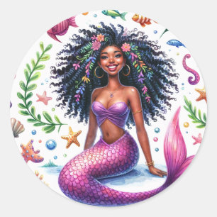 Adesivo Redondo Sereia de Pele Escura com Cauda Rosa