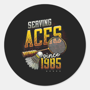 Adesivo Redondo Servindo Aces Desde 1985 Badminton Nasceu 40º