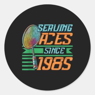 Adesivo Redondo Servindo Aces Desde 1985 Badminton Nasceu 40º