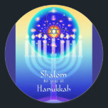 Adesivo Redondo Shalom em Hanukkah Menorah Lights & Star de David.<br><div class="desc">Uma menorah Chanucá brilha contra um fundo de cor amarela, turquesa e azul com um círculo que se assemelha a um caleidoscópio ou a uma janela de vidro manchado. A Estrela de David brilha no ápice da vela central (também chamada de Shamash ou vela "servant") que é a primeira vela...</div>
