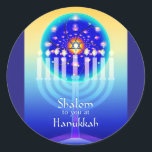 Adesivo Redondo Shalom em luzes de Hanukkah Menorah & em estrela<br><div class="desc">Um menorah de Hanukkah brilha contra um fundo do amarelo, da turquesa e do azul com um círculo que se assemelhe a um caleidoscópio ou a uma janela de vitral. A estrela de David incandesce no vértice da vela central (igualmente chamada a vela de Shamash ou de "empregado") que são...</div>