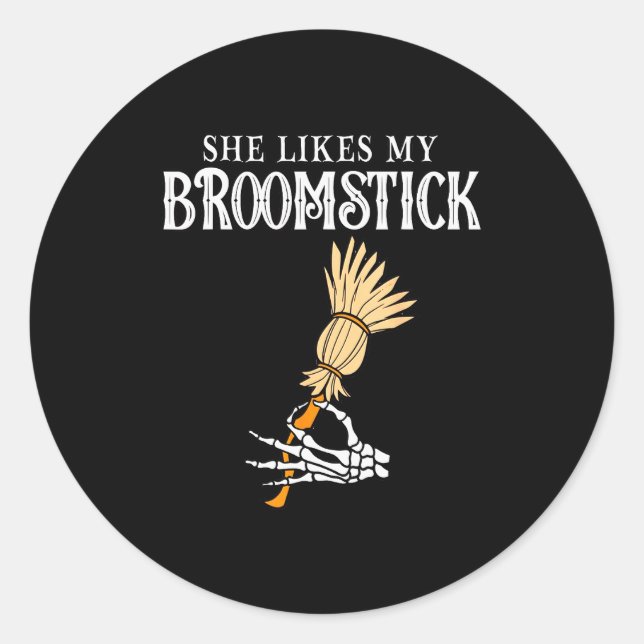 Adesivo Redondo She Likes My Broomstick Couples Pumpkins Skeleton  (Frente)