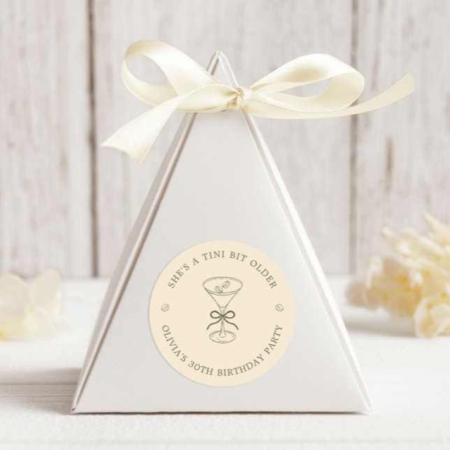 Adesivo Redondo She's A Tini Bit Older Coffee Martini Birthday (Criador carregado)