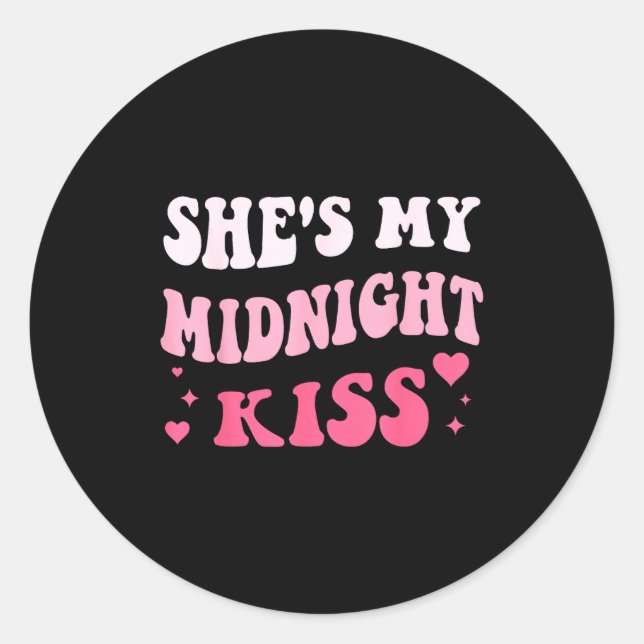Adesivo Redondo She's My Midnight Kiss Saying Romantic Couple New  (Frente)