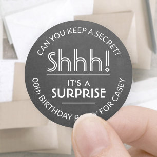 Adesivo Redondo Shhh! É um Preto de Quadro de Aniversário Surpre